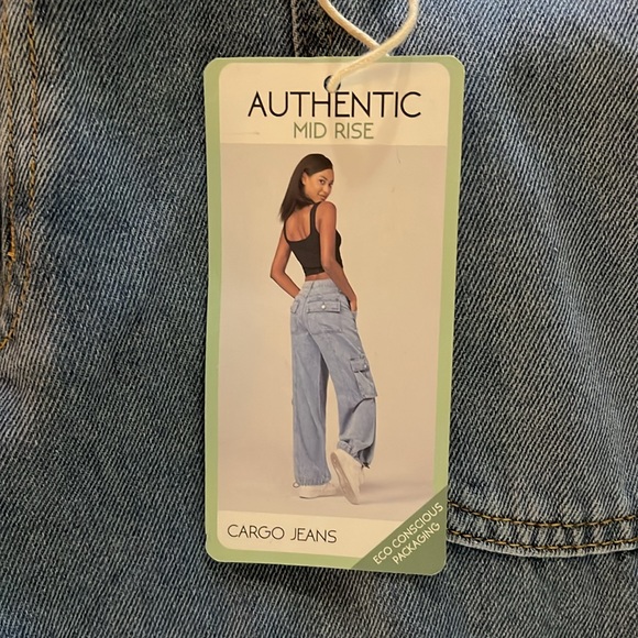 NWT-soft light wash denim wide leg cargo pant with bungee cord at ankle - Picture 10 of 12